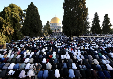 İşgalci israil'e net mesaj! Yüz binden fazla Müslüman Mescid-i Aksa'ya akın etti