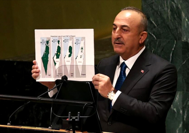 Çavuşoğlu, BM'de İsrail'in işgal haritasını gösterdi
