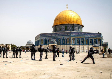 Katil İsrail polisi Mescid-i Aksa’daki cemaate saldırdı