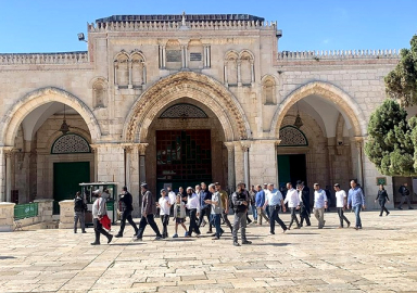 İşgalci Yahudiler yine İsrail polisi eşliğinde Mescid-i Aksa'ya baskın düzenledi
