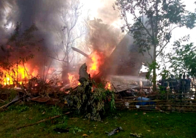 Filipinler'de askeri uçak düştü: 17 ölü 75 yaralı