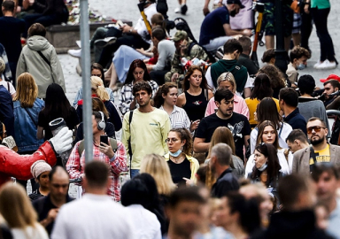 Rusya'da vaka sayıları patladı! Aşı yerine votkaya güveniyorlar