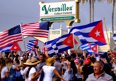 Küba'da halk sokağa indi! ABD bayrağı açtılar