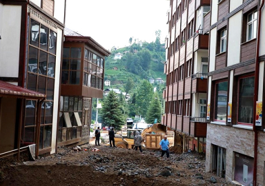 Rize'de sel ve heyelan: 2 kişi hayatını kaybetti, 6 kişi aranıyor