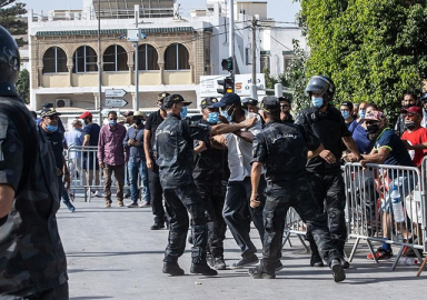 Tunus'ta 1 ay süreyle sokağa çıkma yasağı ilan edildi