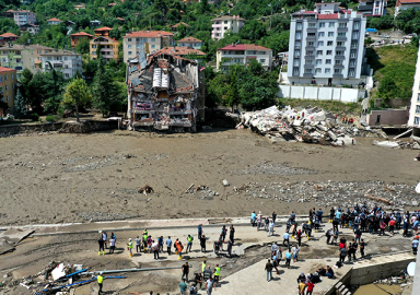 Kastamonu'da sel felaketi: Yıkılan apartmanda arama kurtarma çalışmaları sürüyor
