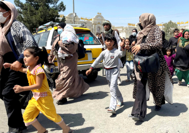 Taliban'dan kadınlara uyarı: Bir süre sokağa çıkmayın