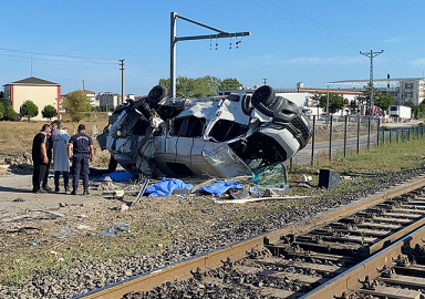 Tekirdağ'ın Ergene ilçesinde yük treni minibüse çarptı: 6 ölü