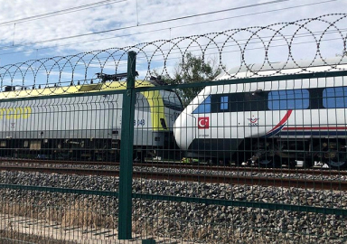 Tuzla'da iki tren kafa kafaya çarpıştı