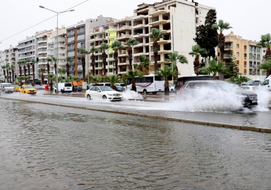 İzmir'de fırtına nedeniyle deniz taştı
