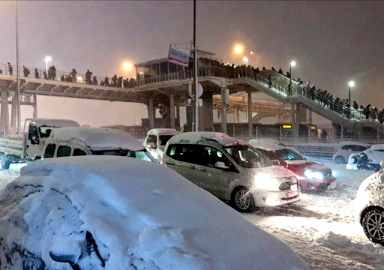 İstanbul'da kar esareti: Araç girişleri durduruldu