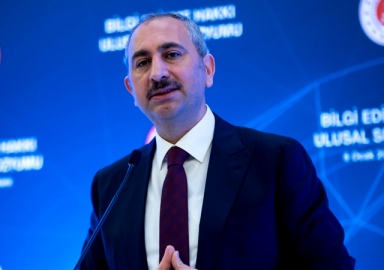 Adalet Bakanı Abdülhamit Gül istifa etti! Yerine Bekir Bozdağ atandı