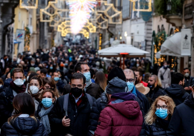 Açık alanda maske zorunluluğu kalkıyor