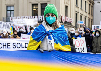 Batı'nın çirkin ırkçı söylemlerine tepki yağdı: Bunlar Afgan değil sarı saçlı mavi gözlü