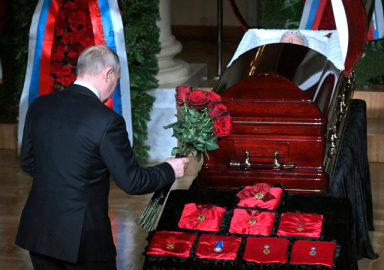 Putin Jirinovski'nin cenazesine nükleer çantayla geldi