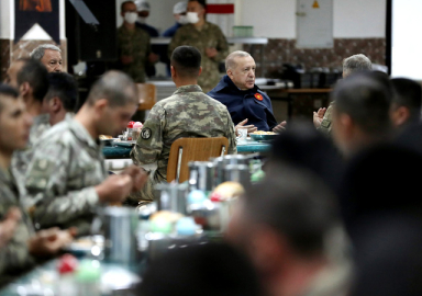 Erdoğan Mehmetçikle iftar yaptı