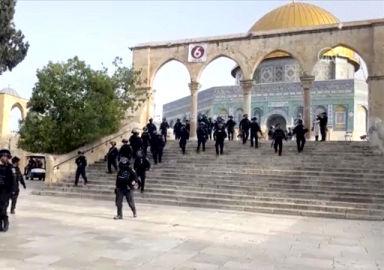 İsrail, Mescid-i Aksa'da yine saldırdı!
