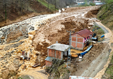 Trabzon'da heyelan evleri yuttu: 5 bina toprak altında kaldı