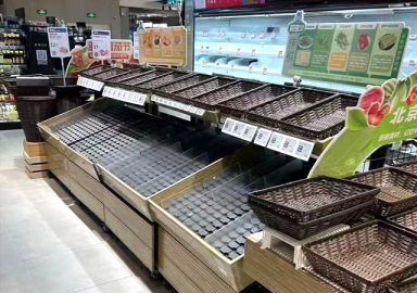 Koronavirüs geri mi geliyor? Vakalar arttı, yeniden kapanma endişesi rafları boşalttı