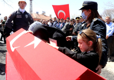 8 yaşındaki Fatma ağlattı: Babam cennete gitti, herkes şehit olamaz