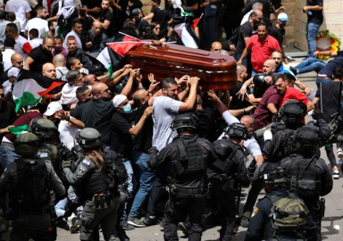 İsrail polisi, öldürülen gazeteci Ebu Akile'nin cenazesine saldırdı