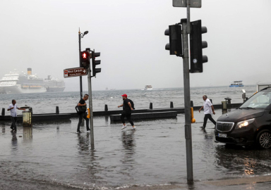 İstanbul sele teslim: Yollar göle döndü, vatandaşlar mahsur kaldı