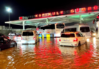 Kapıkule'yi su bastı! Alışverişe gelen Bulgarlar mahsur kaldı