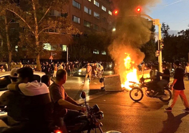 İran sokakları karıştı! Hamaney ve Humeyni resimleri indirildi