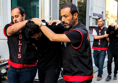 İzmir'de rakı masasında Kur'an-ı Kerim'i yakanlar yakalandı