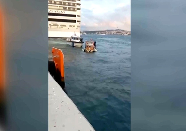 Karaköy önlerinde su alan tekne battı