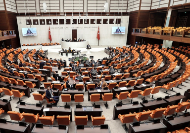 Meclis'te sosyal medya gerilimi! CHP’li vekil kürsüde çekiçle telefonunu kırdı