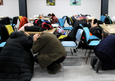 Ülke genelinde 'çök-kapan-tutun' tatbikatı gerçekleşti