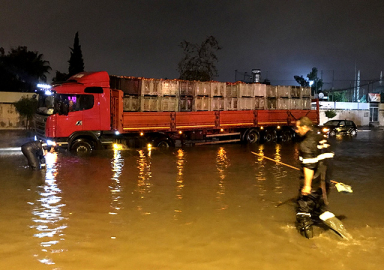 Antalya'da sel felaketi! Kumluca ve Finike sular altında kaldı, okullar tatil edildi