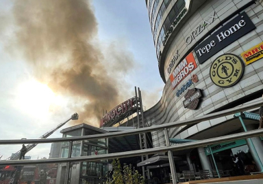 İstanbul Levent'te AVM yangını