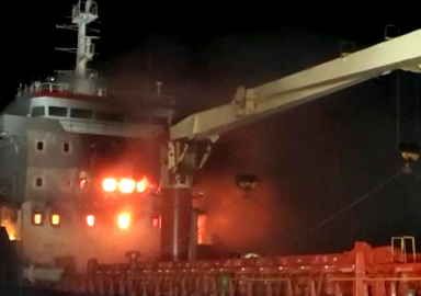 Sinop'ta kuru yük gemisinde yangın! Yaralılar var