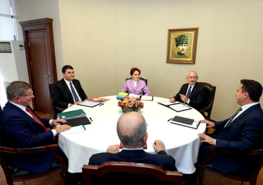 Davutoğlu'ndan sert tepki: İki liderin bu masayı dağıtmaya hakkı yok