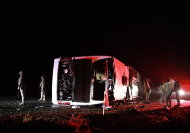 Diyarbakır'da yolcu otobüsü devrildi: 5 ölü, 22 yaralı