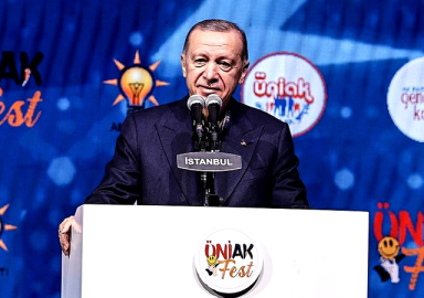 Erdoğan: Biz gençlerle birlikte Türkiye Yüzyılı'na yürüyoruz