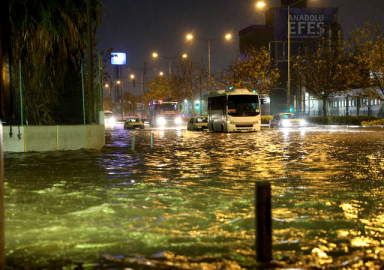 İzmir sele teslim oldu
