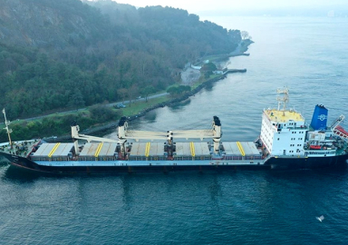 Yük gemisi karaya oturdu, Boğaz trafiği askıya alındı