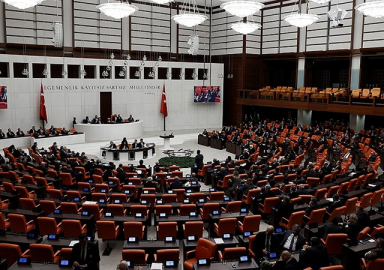 Sözleşmeliye kadro teklifi yasalaştı