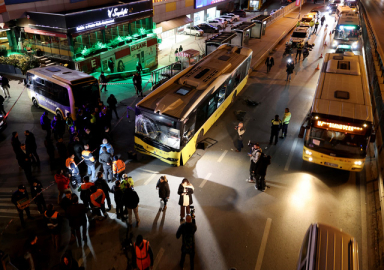 İETT otobüsü durağa daldı! Ölü ve çok sayıda yaralı var