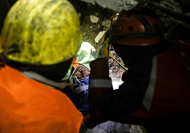 Madencilerimiz engel tanımıyor! Gülsüm’ü 89 saat sonra sağ kurtardılar