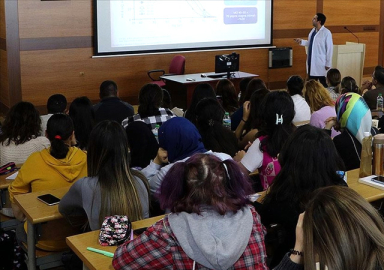 İsteyen üniversite öğrencileri için yüz yüze eğitim başlıyor