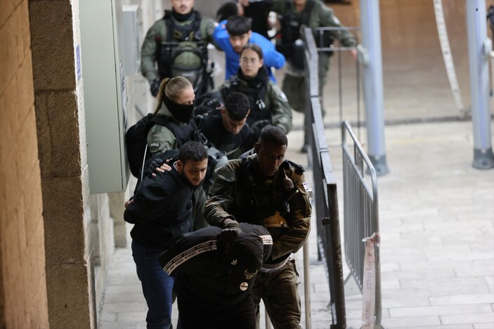 israil-polisinden-mescid-i-aksaya-baskin-cok-sayida-filistinli-yarala_ce6cc358