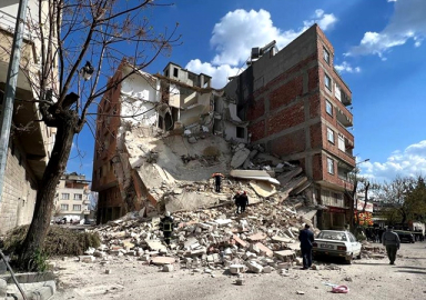 Kilis'te ağır hasarlı bina çöktü