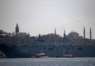 TCG Anadolu İstanbul Boğazı'nda