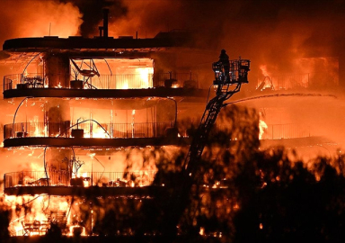 İzmir Narlıdere'de lüks site yangını! 8 saat sonra kontrol altına alındı