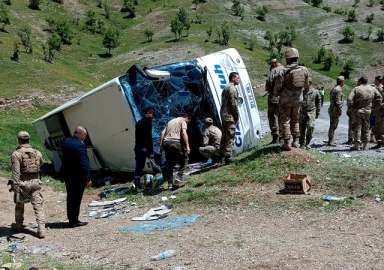 Şırnak'ta askeri otobüs devrildi: 2 şehit 44 asker yaralı