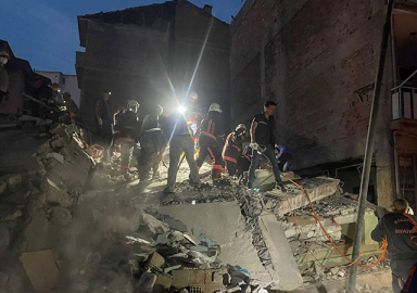 Malatya'da ağır hasarlı bina çöktü: Enkazdan acı haber